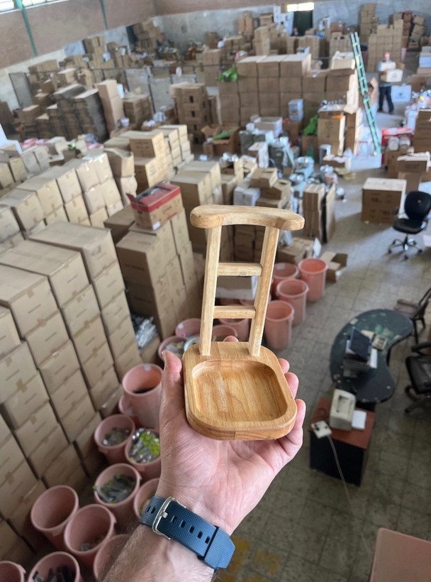 کنار گازی رابر ایستاده