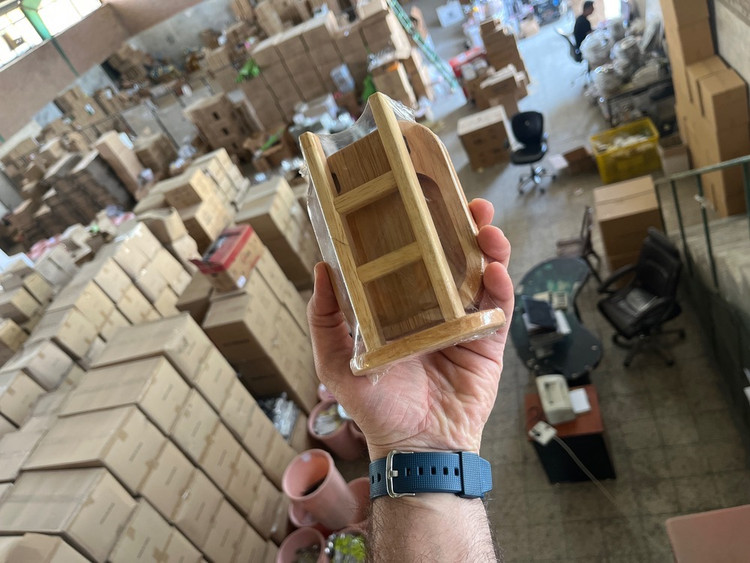 کنار گازی رابر ایستاده