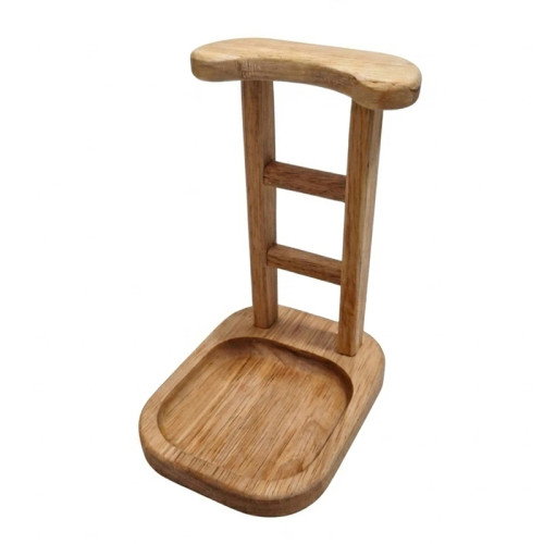 کنار گازی رابر ایستاده
